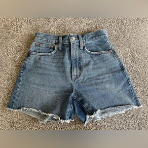Madewell Women’s Momjean Short in Willis Wash Size 25; runs large